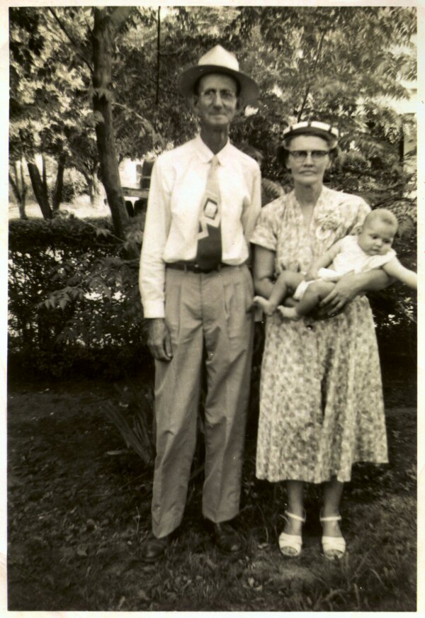 Clyde & Cora Ray.jpg (118220 bytes)