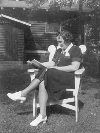 Eliza Gallup reading.jpg (55643 bytes)