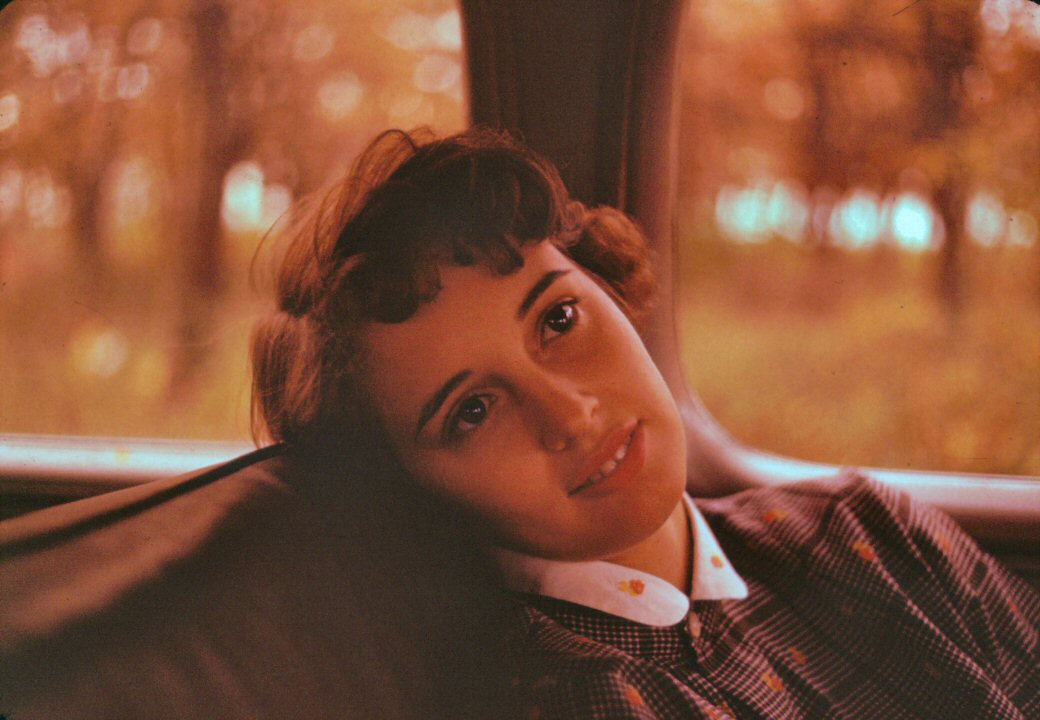 Jean in Car (ca 1955).jpg (108932 bytes)