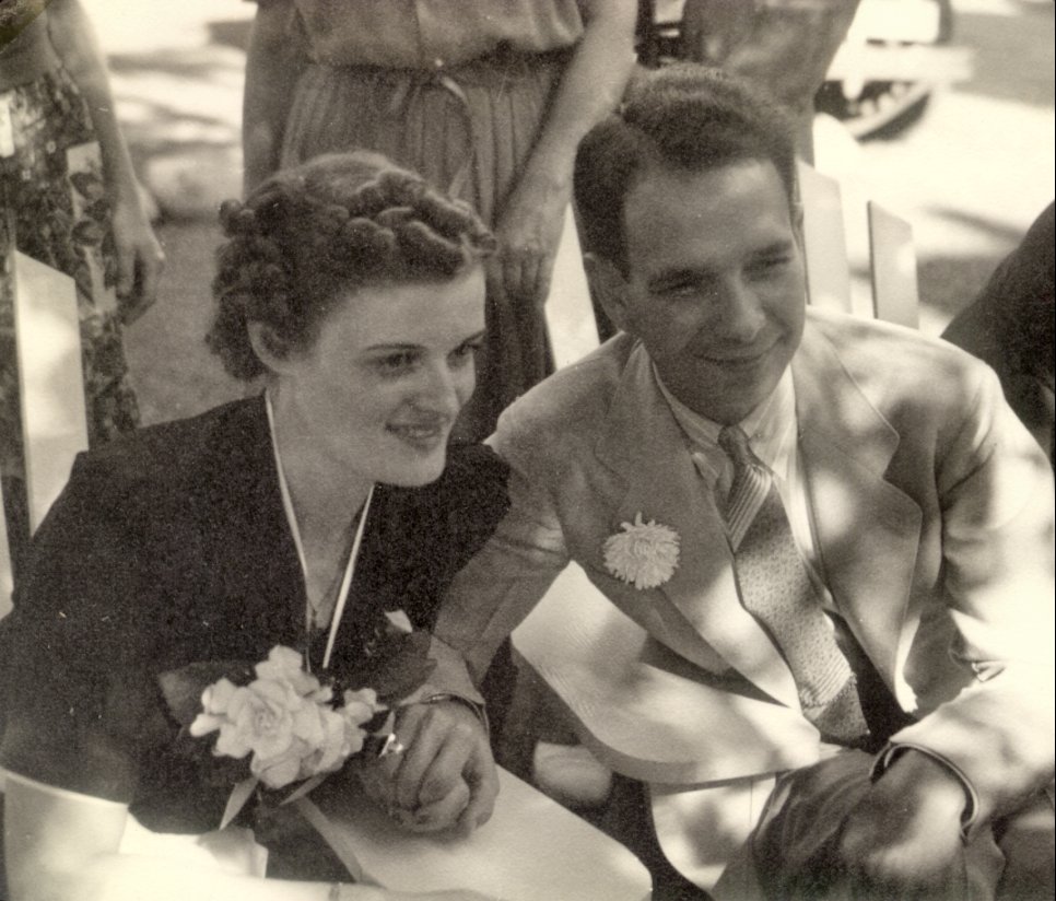 Lois & Stan.jpg (142291 bytes)
